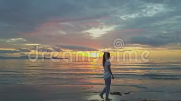 越南黎明时分在湿沙滩上的白衫女子视频的预览图