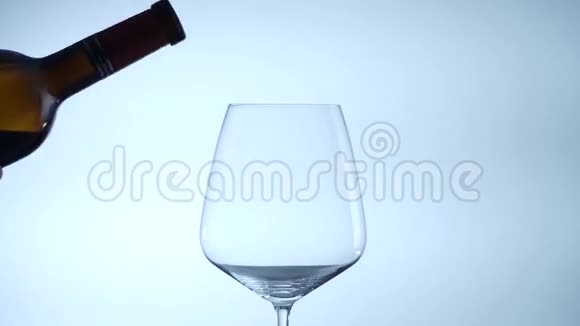 红酒倒了视频的预览图