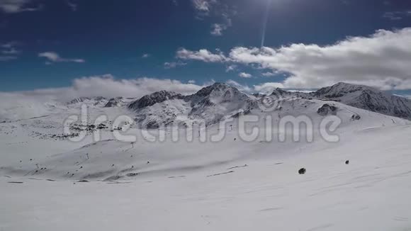 在山上滑雪沿着滑雪跑道上升到滑雪缆车上视频的预览图