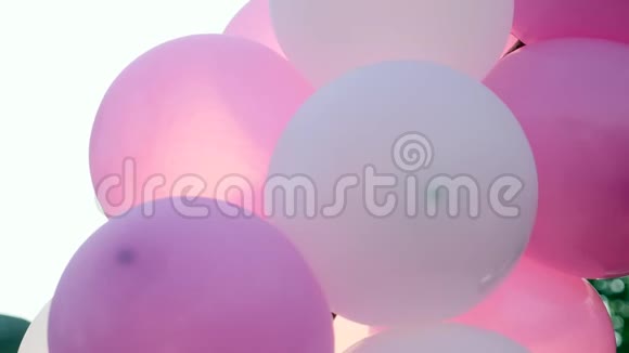 为婚礼制作的彩色小指飞球装饰视频的预览图