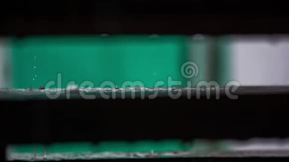 水滴落在栅栏表面慢动作视频的预览图