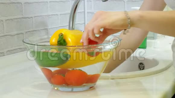 一个女人用专门的凝胶洗新鲜蔬菜视频的预览图