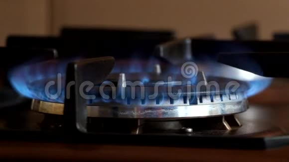燃气燃烧器用蓝色火焰燃烧慢慢熄灭视频的预览图