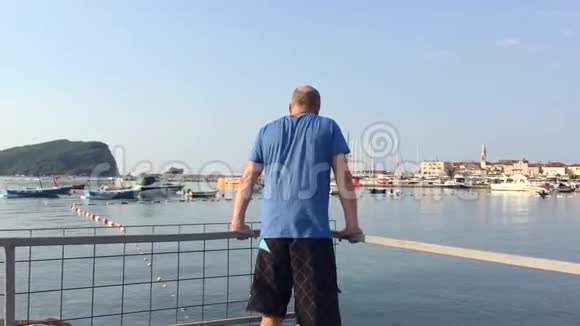 成年男子在堤海进行体育锻炼视频的预览图