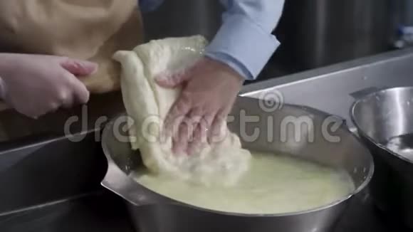 把男性的手收起来准备然后在碗里揉面团场景厨师用水在金属碗中揉面深色视频的预览图