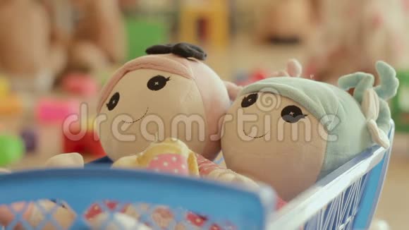 婴儿床里的娃娃背景儿童视频的预览图