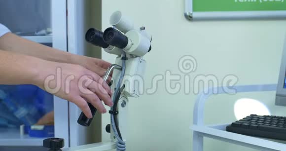 用个人电脑和设备特写医护人员的手女医生在实验室做电脑视频的预览图