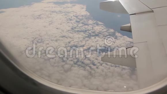 从云层上方的平面上看视频的预览图