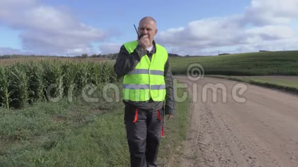 在玉米地路上有对讲机的农夫视频的预览图
