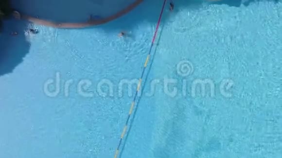 室外游泳池游泳者的慢动作鸟瞰图热带度假概念视频的预览图