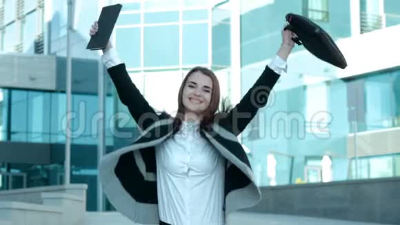 一个快乐的年轻女孩在镜头前跳跃和欢乐视频的预览图
