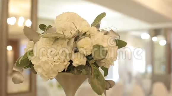 花瓶上的婚礼布凯特视频的预览图