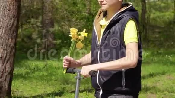 男孩带着水仙花给他妈妈骑踢踏车视频的预览图
