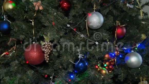 装饰的圣诞树新年多种颜色的装饰品花环和灯泡视频的预览图