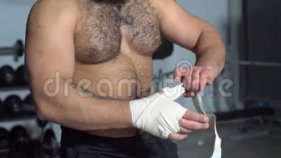 肌肉男在健身室穿着打孔包视频的预览图