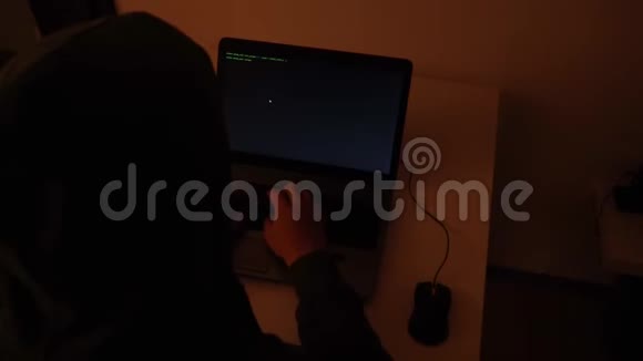 暗黑黑客在计算机上编码并弹出代码雨视频的预览图