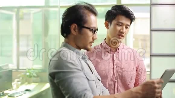 亚洲企业高管讨论办公室业务视频的预览图