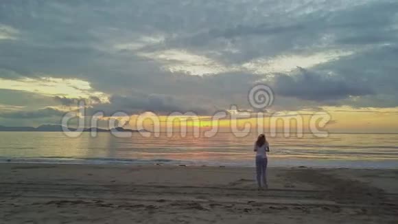 在金色日出的海边漫步视频的预览图