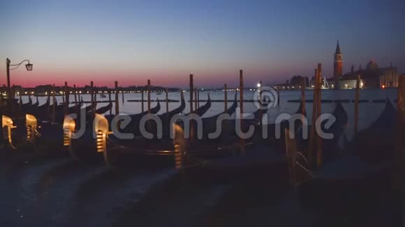 刚多拉斯在黎明前停泊在圣马可码头意大利威尼斯视频的预览图