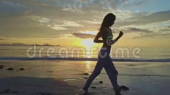 海边风吹毛求疵的女孩在黎明时奔跑视频的预览图