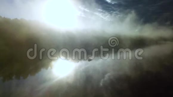 在雾蒙蒙的早晨在船上拍摄的无人机渔夫视频视频的预览图