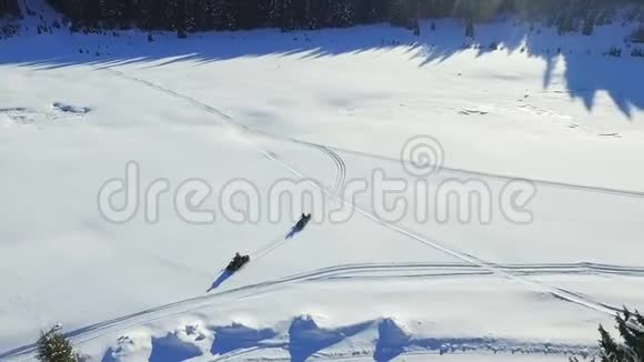 雪上摩托沿着小径飞行视频的预览图
