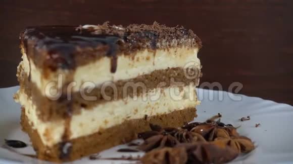 巧克力蛋糕在木板上的切片旋转4K视频的预览图