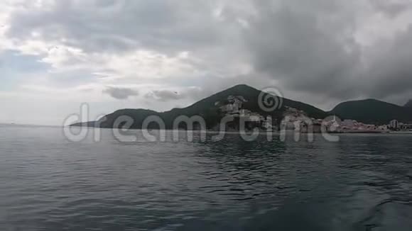 从游船上观赏海洋和黑山视频的预览图
