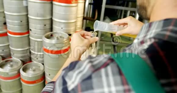 Brewer在实验室4k瓶中倒入啤酒视频的预览图