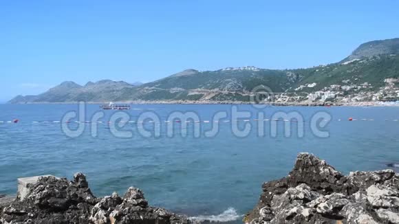 从岩石海岸眺望大海和海湾视频的预览图