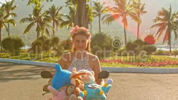 骑着五颜六色玩具的小女孩特写视频的预览图