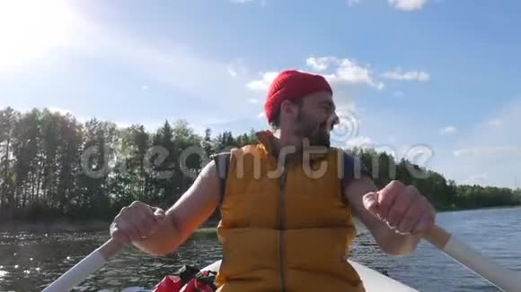 年轻混合种族白种人Hipser男子划船充气船与木桨在湖上高清慢动作生活方式录像视频的预览图
