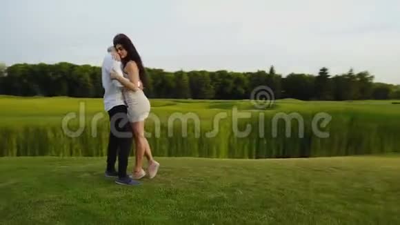 情侣拥抱和亲吻户外活动从上面的无人机循环射击罗马男人和女人在公园里散步视频的预览图