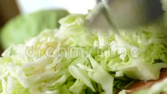 在厨房的砧板上切白菜等蔬菜素食健康食品视频的预览图