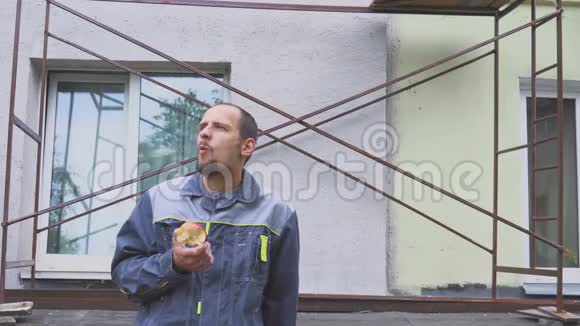 建筑工人吃苹果视频的预览图