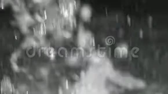 落下水滴的背景视频的预览图