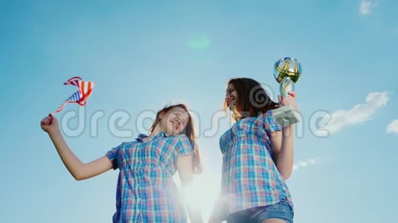 两个女胜利者和一杯冠军他们举起双手仰望天空为胜利而欢呼视频的预览图