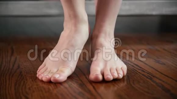 女人在剥皮后展示她的脚腿和脚踝视频的预览图