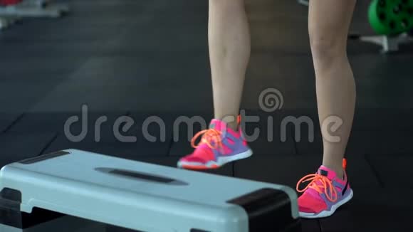 年轻女子在健身房跳跃动作缓慢视频的预览图