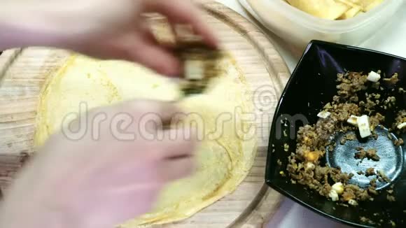 厨师女士用手做煎饼里面装满了肉视频的预览图