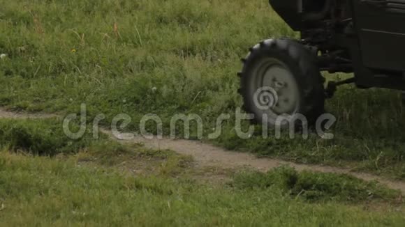 旧拖拉机在田里割草视频的预览图