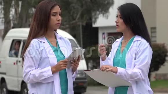 女医生或护士谈话视频的预览图