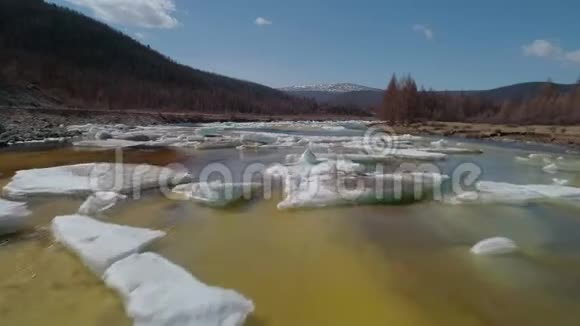 在融化的河流冰盖上飞翔视频的预览图