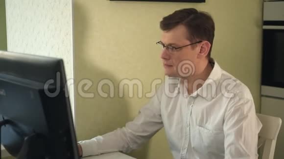 微笑男人在家工作的肖像视频的预览图