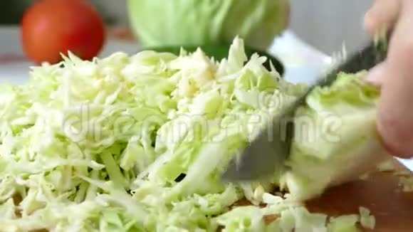 在厨房的砧板上切白菜等蔬菜素食健康食品视频的预览图