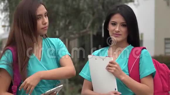 西班牙裔女护理生视频的预览图