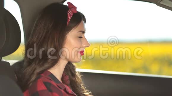 笑容满面的女司机坐在车里视频的预览图