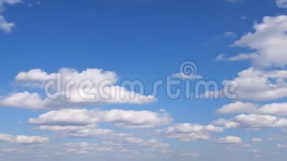 白云在蓝天上移动美丽的自然背景天气概念延时关闭视频的预览图