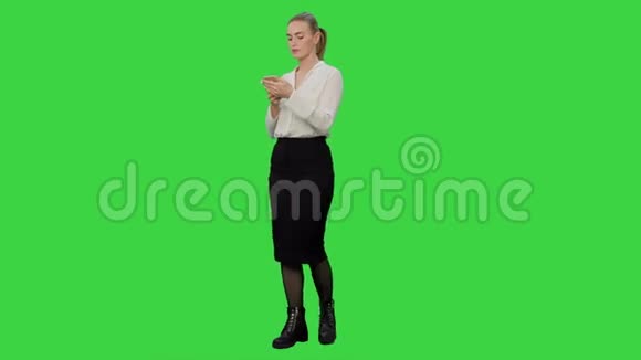令人厌烦的年轻女人从她愤怒的老板那里听到了坏消息在绿色屏幕上Chroma键视频的预览图