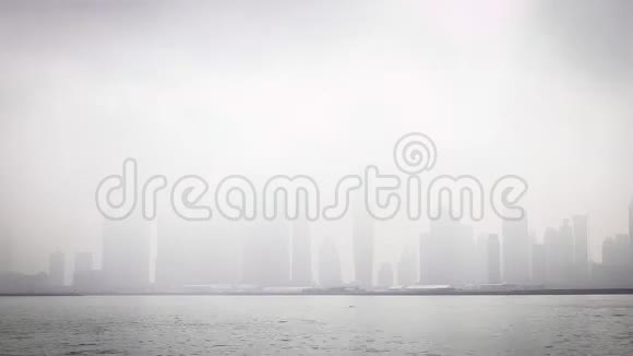 摩天大楼被雾包围视频的预览图